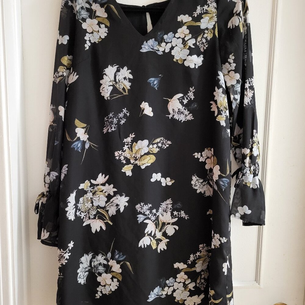 Reitmans Black Floral V-Neck Shift Dress with Bell Sleeves size Small